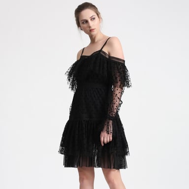 Kleid im Negligé-Stil aus gepunktetem Tüll