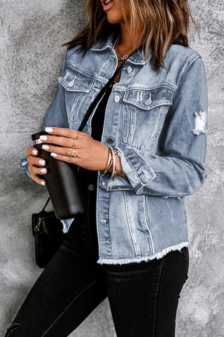 Abgenutzte Jeansjacke mit ausgefranster Säume