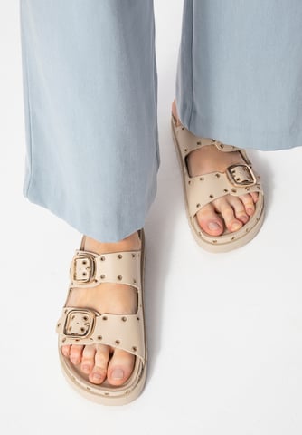 Wittchen Damen-Lederpantoletten mit Metalldetails, beige und goldfarben
