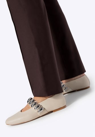 Wittchen Damen-Ballerinas aus echtem Leder mit glänzendem Riemen, weiß