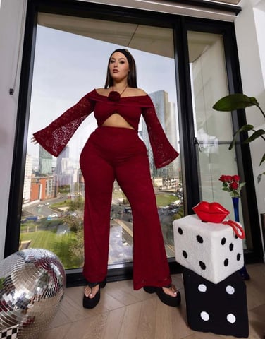 Labelrail x Holly Marston korsett detalj off shoulder spets cropped topp co-ord i oxblod