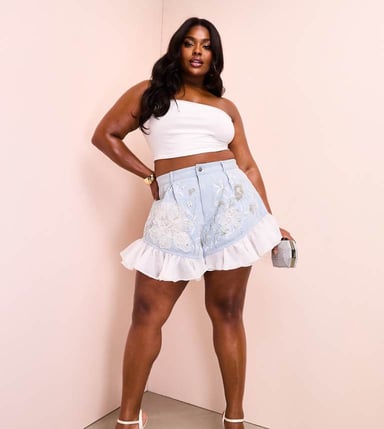 ASOS LUXE Curve dekorerade jeansshorts med organzaflik i mellanblå tvätt