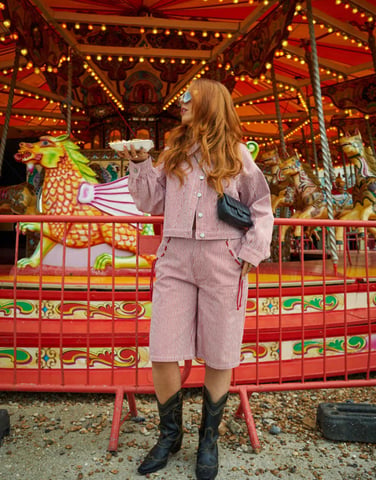 Labelrail x Laura Elizabeth Klein randig denimkort jacka koord i röd