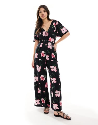 ASOS DESIGN spunnit fladderärms bredbenad jumpsuit i mörk blommig tryck