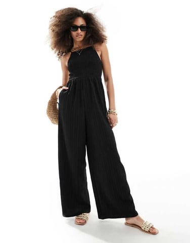 ASOS DESIGN ribbad halterneck jumpsuit i svart