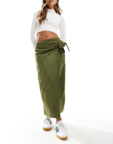 ASOS DESIGN omlottbanddetalj i imitationsmocka maxi kjol i khaki