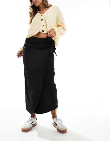 ASOS DESIGN omlott-liv detalj fuskmocka maxikjol i svart