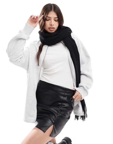 ASOS DESIGN delad framsida i läderlook mini kjol i svart