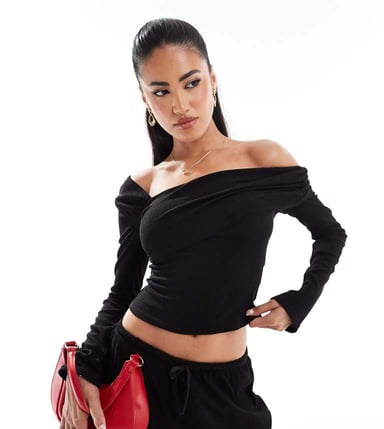 Kaiia exklusiv ribbad asymmetrisk off shoulder långärmad topp koord i svart