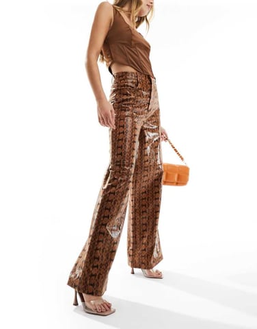 ASOS DESIGN läderlook vida byxor i djurmönster