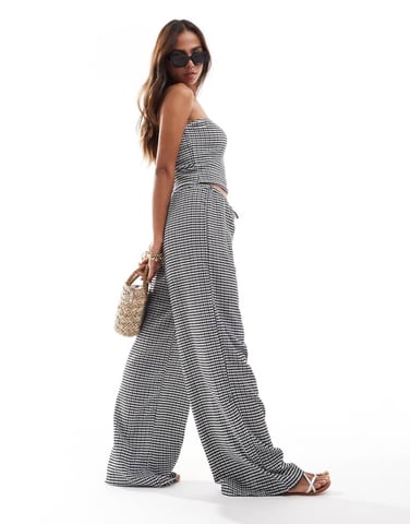 ASOS DESIGN strukturerad bred benbyxdress i monokrom rutigt mönster