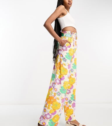 ASOS DESIGN Hög oversized blommig mönstrad papperstask midja vida byxor med linne i flera färger