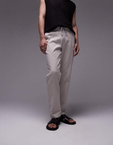Topman raka ben texturerade byxor i sten