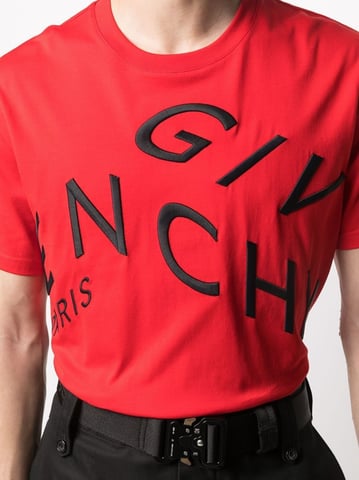 ubergroses rotes T-Shirt mit aufgesticktem Givenchy-Logo