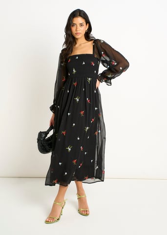 Schwarzes geblümtes Chiffonkleid mit Stickerei
