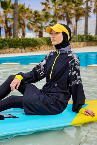 Schwarzer, vollständig bedeckender, bescheidener Burkini mit Ärmeldetail
