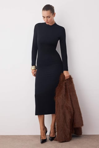 Unifarbenes, langes, figurbetontes Maxikleid für Damen, ideal für Abschlussfeiern oder Ball.