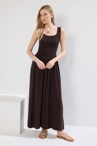Gerade geschnittenes, mittellanges, locker fallendes Damenkleid für Freizeit und Alltag