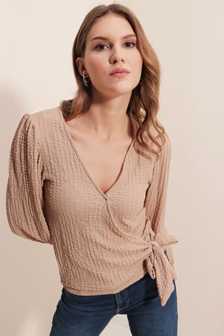 Strukturierte V-Ausschnitt-Bluse mit Pompons und Bindebandverschluss