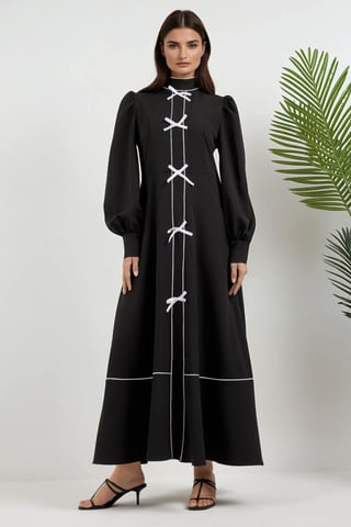 Hiccup farbenblockiertes Maxikleid mit halbem Rollkragen - Schwarz