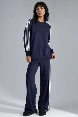 Gestreiftes Rundhals-Sweatshirt & Gerade Beinform Hose Koordination