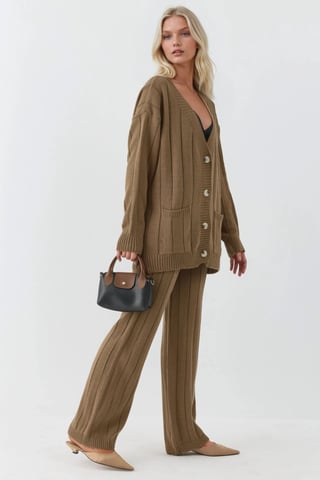 Texturierte Strick-Coordination mit V-Ausschnitt-Cardigan und weitem Hosen.