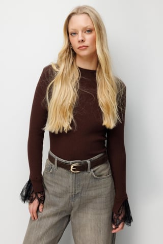 Slim Fit Rippstrickpullover mit Rundhalsausschnitt