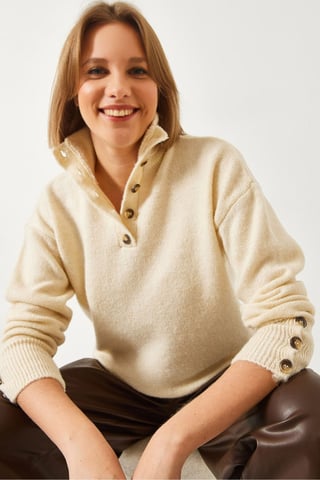 Lässiger Cropped Pullover mit Knopfkragen