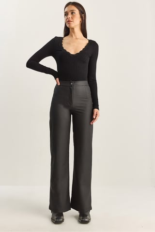Hochtaillierte Weite Lederimitat-Hose