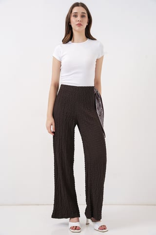 Texturierte Hose mit Schal-Detail