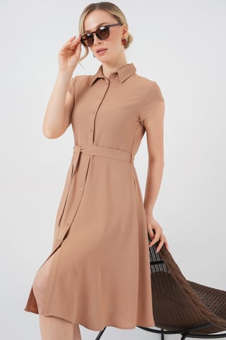 Schlichtes Midi-Kleid in A-Form mit Knopfkragen und Bindungsdetails