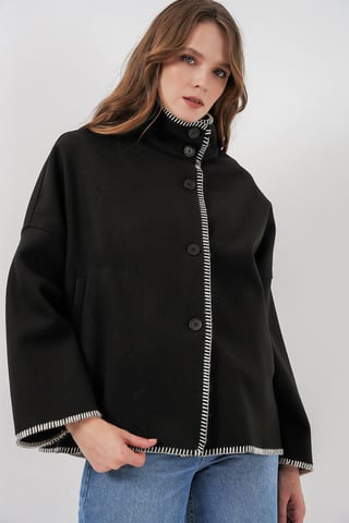 Texturierte Jacke mit abgesteppten Details und halbem Rollkragen