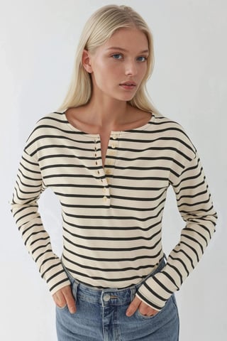 Gestreiftes T-Shirt mit Knopfkraagen