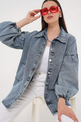 Übergroße Jeansjacke mit Hemdkragen