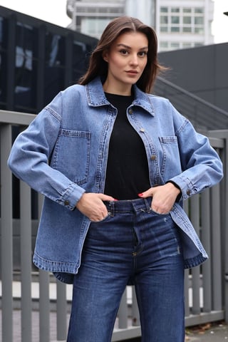 Oversized Jeansjacke mit Hemdkragen und Taschen