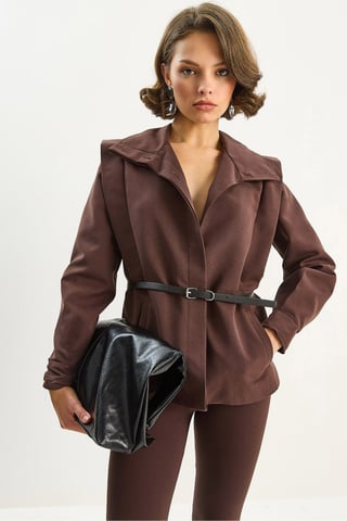 Jacke mit Taillengürtel und Schulterdetails