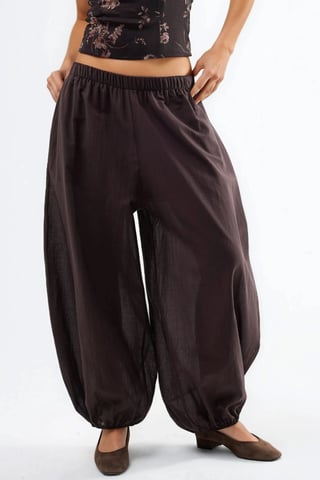 Elastische Ballonhose mit Taschen und Gummizug