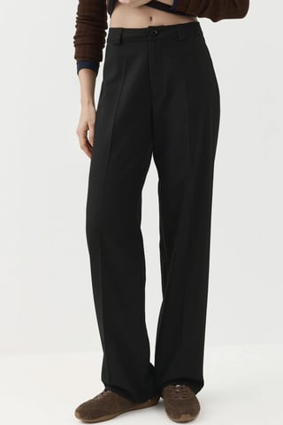 Gerade geschnittene Hose mit normaler Taille und Knopfverschluss