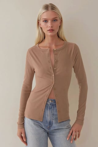 Langarm-Strick-Cardigan mit geripptem Muster und Knopfleiste am Rundhalsausschnitt