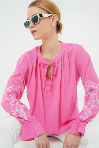 Bluse mit gesticktem Krawatten-Detail