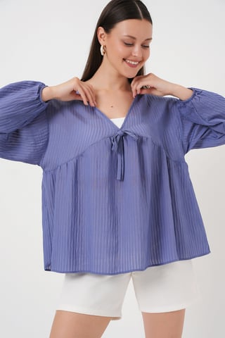 Strukturierte Seersucker-V-Ausschnitt-Bluse mit Schleife