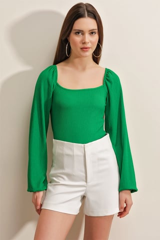 Taillierte strukturierte Bluse mit quadratischem Kragen und Rüschendetail