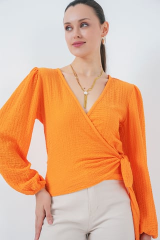 Strukturierte V-Ausschnitt-Bluse mit Pompons und Bindebandverschluss