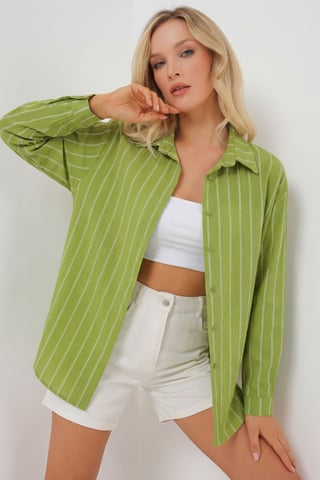 Texturiertes gestreiftes oversized Hemd mit Knopfverschluss