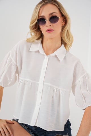 Lockere, kurz geschnittene Button-Down-Bluse mit Kragen