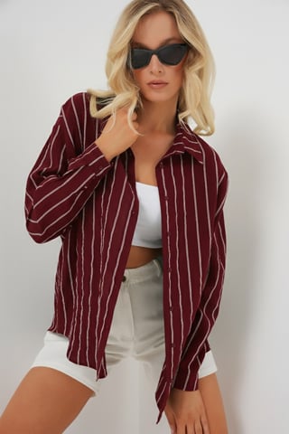 Texturiertes gestreiftes oversized Hemd mit Knopfverschluss