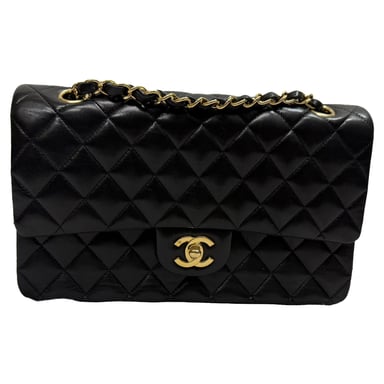 Chanel Medium Classic Double-Flap Schultertasche aus schwarzem Lammleder