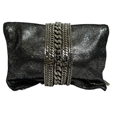 Jimmy Choo Chandra Chain Clutch aus schwarzem Schimmerleder