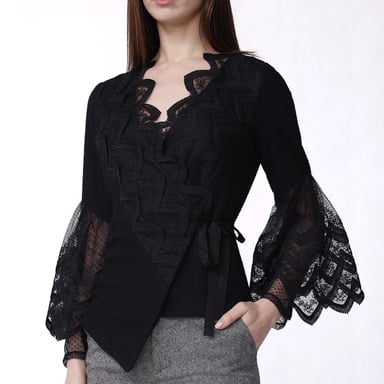 Stricktop mit gekreuztem Herzmuster und Muschelkantenspitze