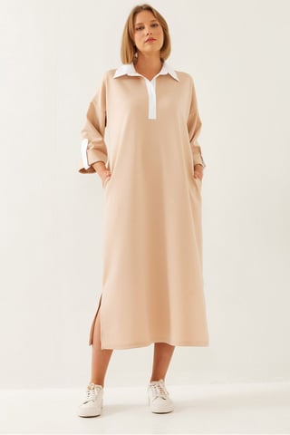 Kontrastiertes Detailliertes Midi-Kleid